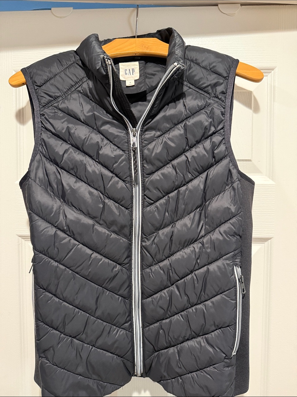GAP Men's Quilted Puffer Vest - Dark Gray